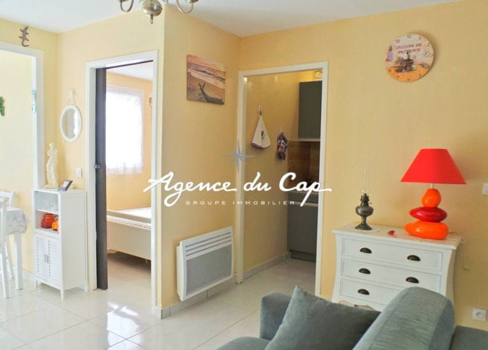 2 room apartment for sale with possibility of a garage in the basement, located in the town center of saint aygulf within walking distance of shops (10)