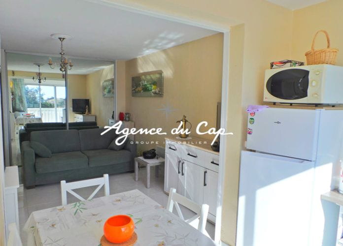 2 room apartment for sale with possibility of a garage in the basement, located in the town center of saint aygulf within walking distance of shops (12)