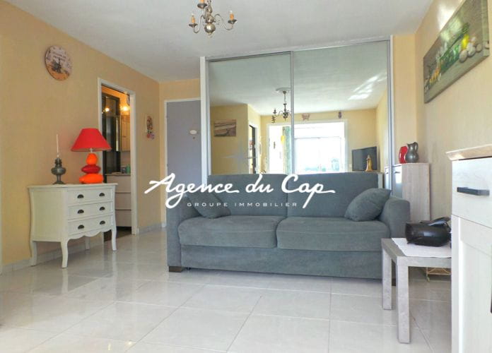 2 room apartment for sale with possibility of a garage in the basement, located in the town center of saint aygulf within walking distance of shops (13)