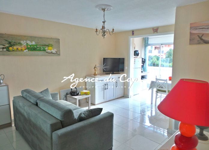 2 room apartment for sale with possibility of a garage in the basement, located in the town center of saint aygulf within walking distance of shops (3)