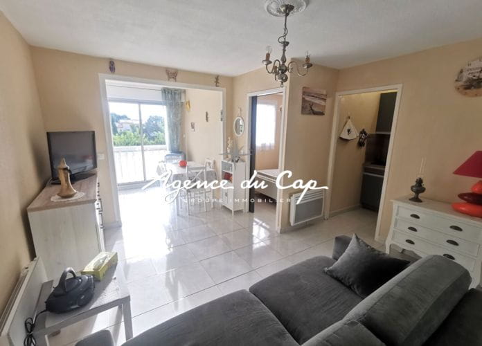 2 room apartment for sale with possibility of a garage in the basement, located in the town center of saint aygulf within walking distance of shops (0)