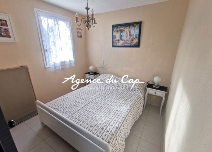 2 room apartment for sale with possibility of a garage in the basement, located in the town center of saint aygulf within walking distance of shops (7)