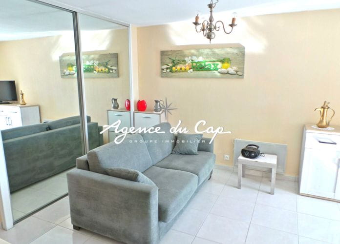 2 room apartment for sale with possibility of a garage in the basement, located in the town center of saint aygulf within walking distance of shops (9)