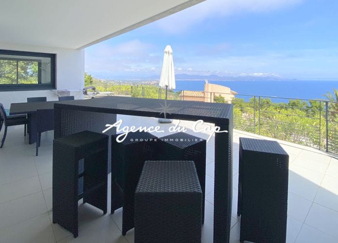 For sale 82sqm t3 apartment with 2 bedrooms panoramic sea view on the bay of saint raphael, in a residence with pool and parking in les issambres (2)