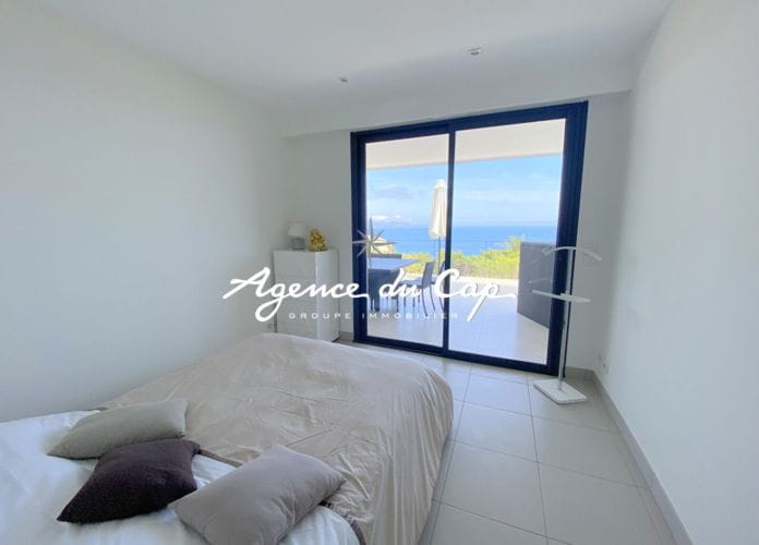 For sale 82sqm t3 apartment with 2 bedrooms panoramic sea view on the bay of saint raphael, in a residence with pool and parking in les issambres (7)