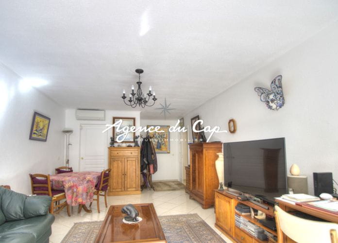 Quiet 3-room apartment with terrace and garage in the city center of saint raphael (2)