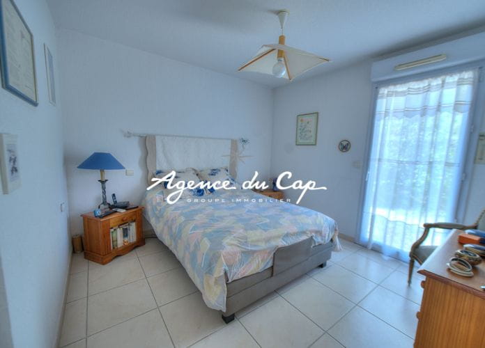 Saint-raphael three-room apartment rdj, 90 m2, with garden, parking (1)