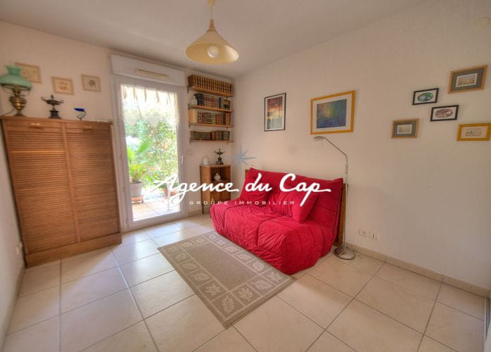 Saint-raphael three-room apartment rdj, 90 m2, with garden, parking (10)