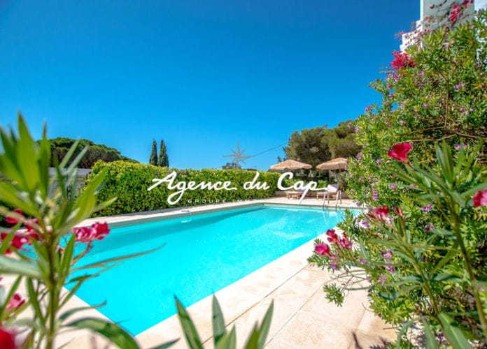 For sale property with a surface of 515sqm with 10 bedrooms and swimming pool, 200m from the beaches of issambres (1)