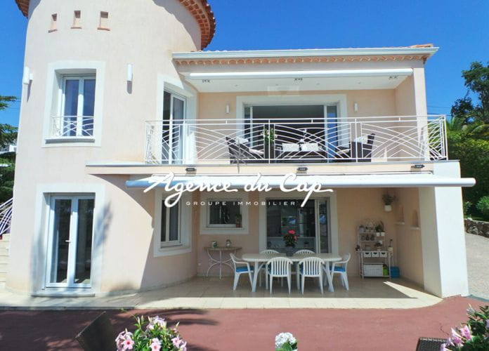 For sale renovated villa of 145 sqm, 6 rooms, with pool, spa and petanque court, in issambres (16)