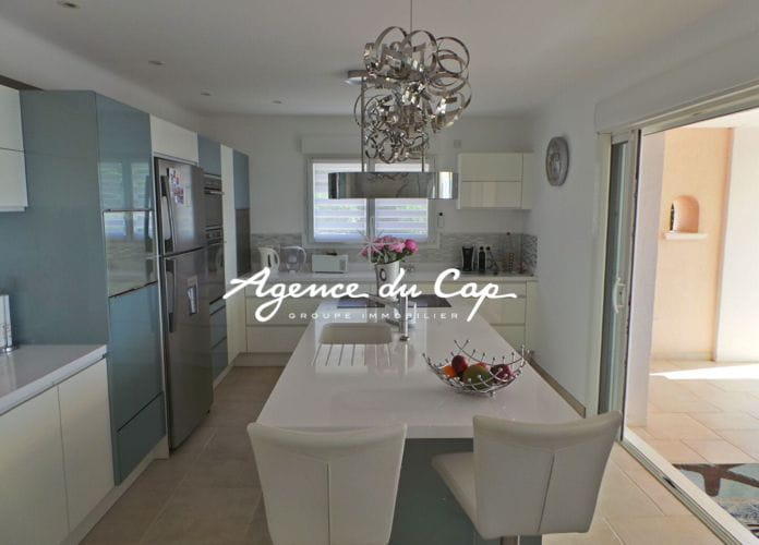 For sale renovated villa of 145 sqm, 6 rooms, with pool, spa and petanque court, in issambres (5)