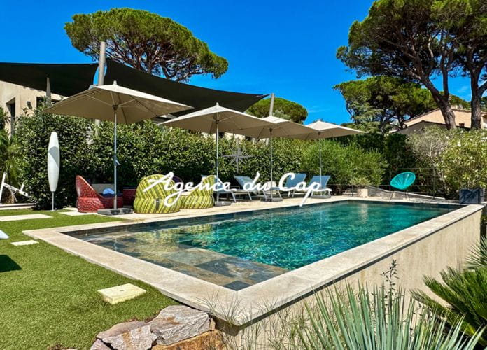 Contemporary villa for sale of 213 sqm with sea view on the gulf of saint-tropez, near the city center of sainte-maxime (12)