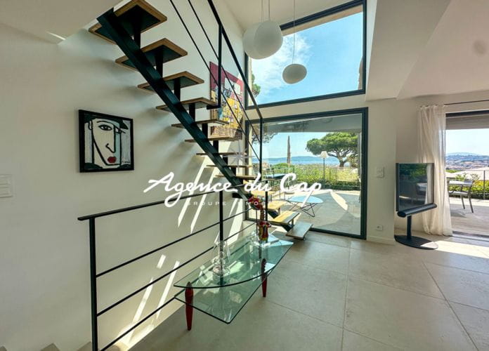 Contemporary villa for sale of 213 sqm with sea view on the gulf of saint-tropez, near the city center of sainte-maxime (3)