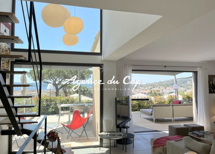 Contemporary villa for sale of 213 sqm with sea view on the gulf of saint-tropez, near the city center of sainte-maxime (4)