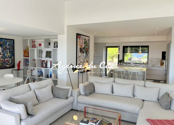 Contemporary villa for sale of 213 sqm with sea view on the gulf of saint-tropez, near the city center of sainte-maxime (5)