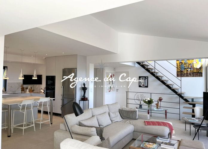 Contemporary villa for sale of 213 sqm with sea view on the gulf of saint-tropez, near the city center of sainte-maxime (6)